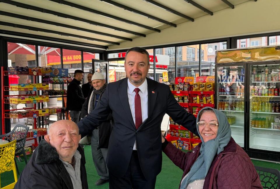 Ziyaret kapsamında Meydan Kafe’de hemşehrileriyle bir araya gelen Başkan Adnan