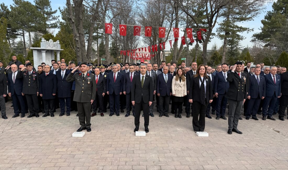 Tören, protokol üyelerinin katılımıyla şehitlik anıtına çelenk sunulmasıyla başladı. Programda