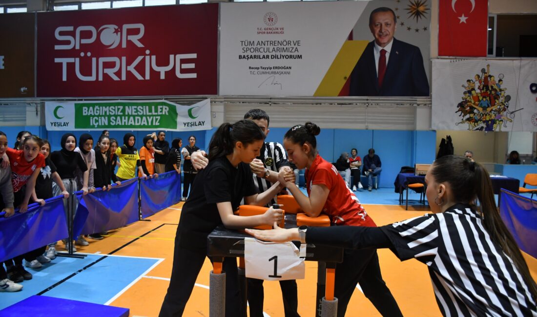 Yıldız kızlar kategorisinde yapılan karşılaşmalar sonunda 35 kiloda Ecmel Adak,