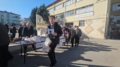 Ramazan ayının bereketini öğrencilerle paylaşmak isteyen mezunlar, sabah saatlerinde okul