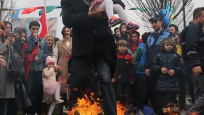 Binlerce yıllık gelenek: Nevruz ateşi yandı Nevruz Bayramı vesilesiyle Türkiye’den