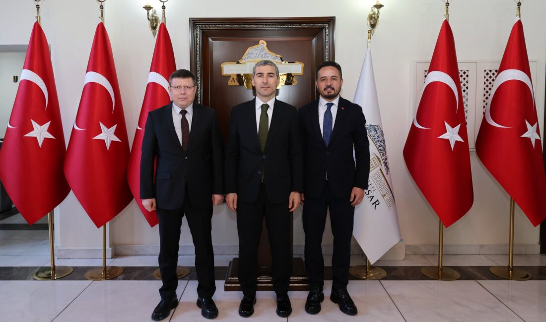 Ziyaret sırasında Milletvekili Fahrettin Tuğrul, Vali Aktaş’a yeni görevinin hayırlı