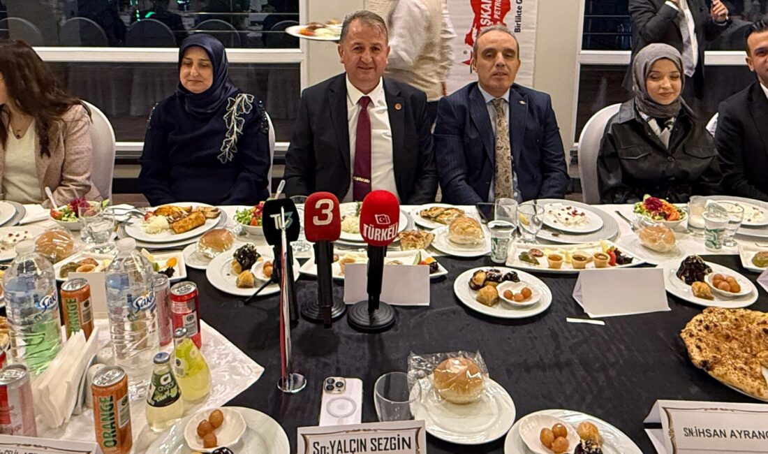 Düzenlenen iftar programına kentin önde gelen isimleri, siyasi parti temsilcileri