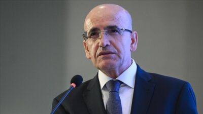 Hazine ve Maliye Bakanı Mehmet Şimşek, küresel belirsizliklerin yüksek seyrettiği