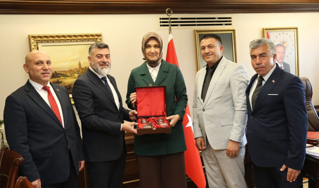 Ziyarete Afyonkarahisar Muhtarlar Derneği Başkanı Suat Uygur, İhsaniye Muhtarlar Dernek