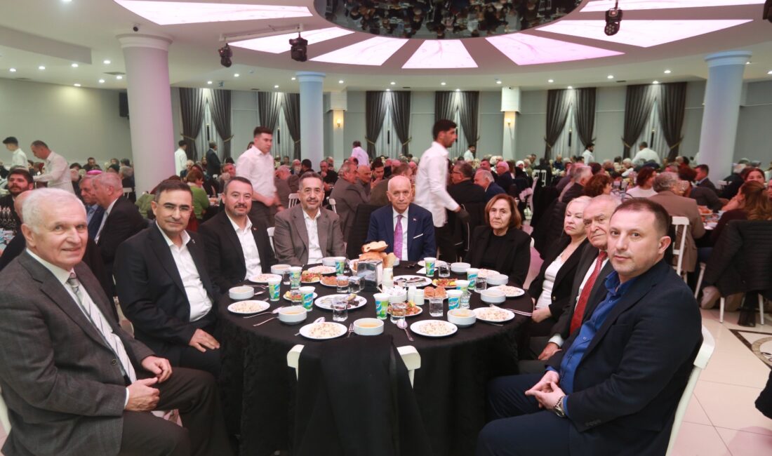 Yoğun katılımla gerçekleşen programda Hasan Arslan, Vedat Çavuş ve Fethi