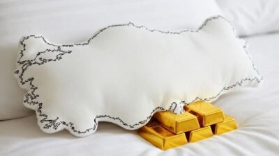 Jeopotilik endişelerin de etkisiyle 5,000 doların üzerine yükselen altın, çoğu