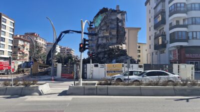 Bakanlık tarafından yetkilendirilmiş lisanslı yıkım müteahhitleri tarafından gerçekleştirilen bu çalışmalar,