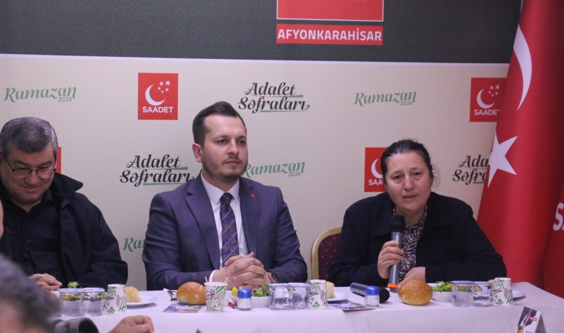 Programda muhtarlar, Saadet Partisi’nin düzenlediği sofrada bir araya gelerek hem
