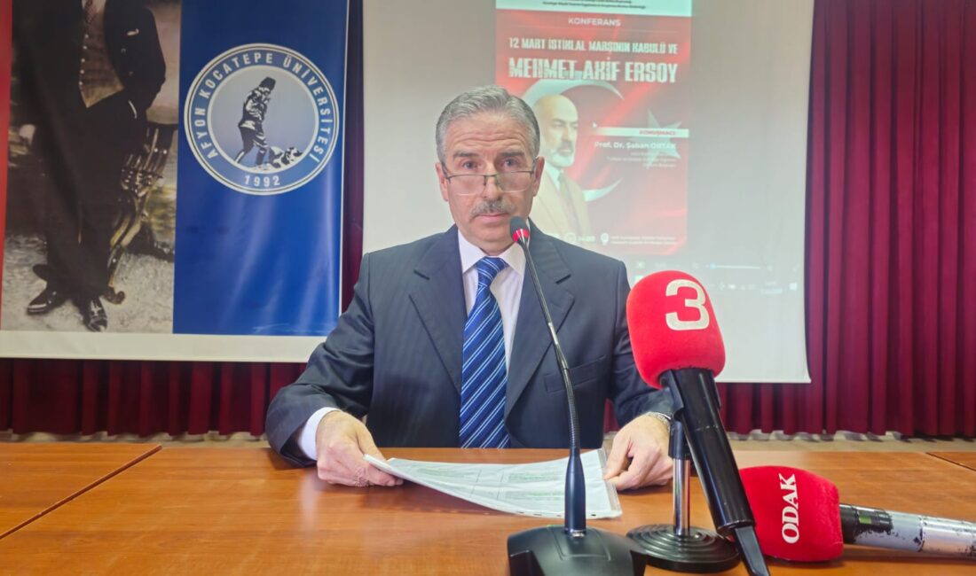 Prof. Dr. Şaban Ortak tarafından verilen konferansta milli marşların sıradan