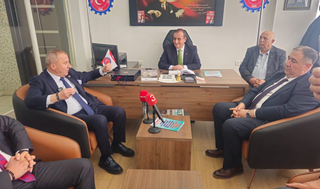Günün ilk saatlerinde Tüm Emekliler Derneği Afyonkarahisar Şubesi’ni ziyaret eden
