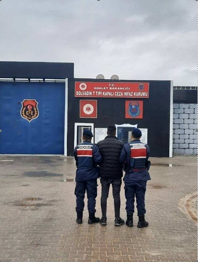 Afyonkarahisar’da 17 yıl hapis cezasıyla aranan hırsız enselendi!