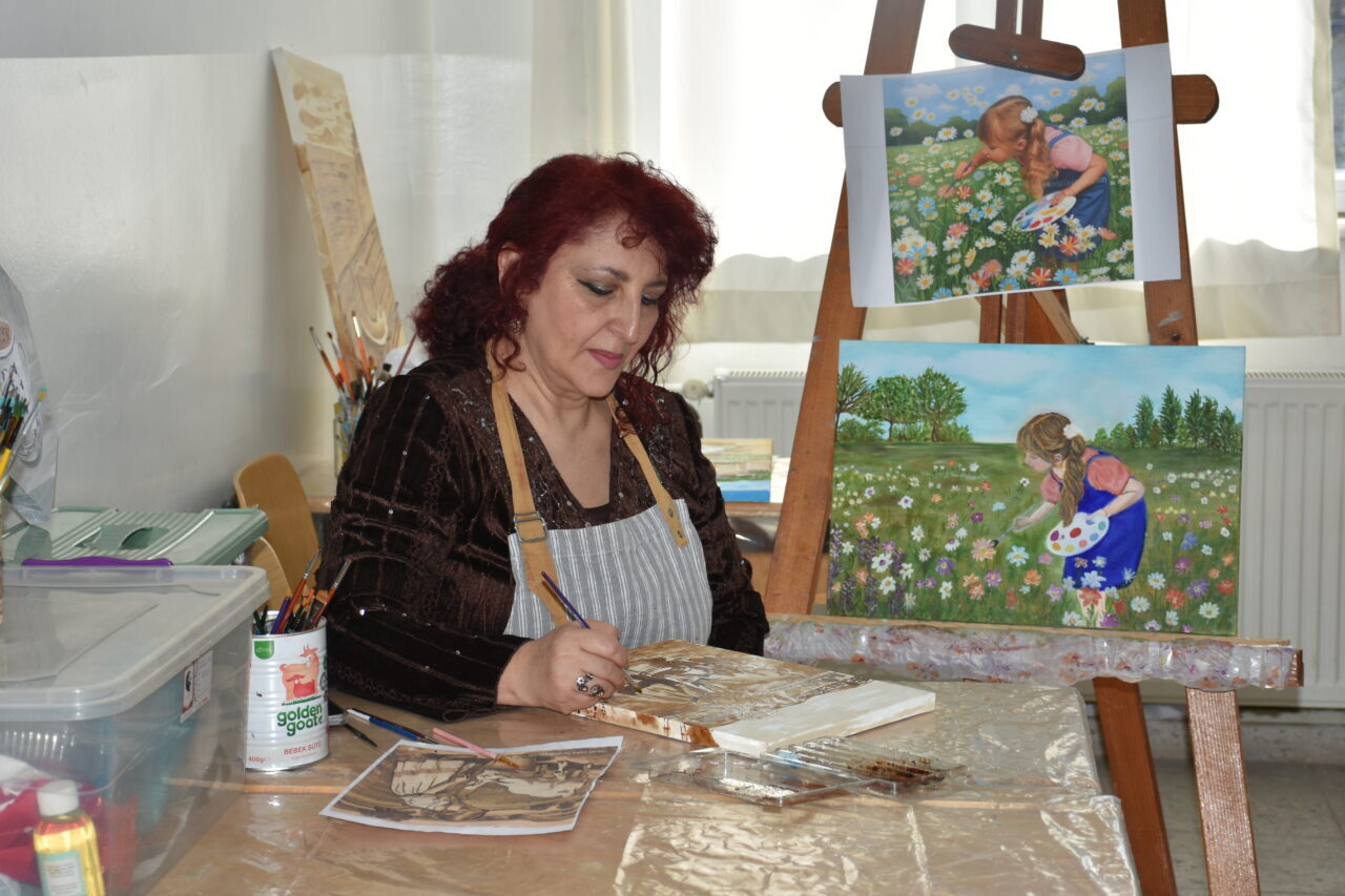 - Kursiyerlerden emekli öğretmen Sema Aytaç:
- "Hayatın içinde keyifle içtiğimiz,