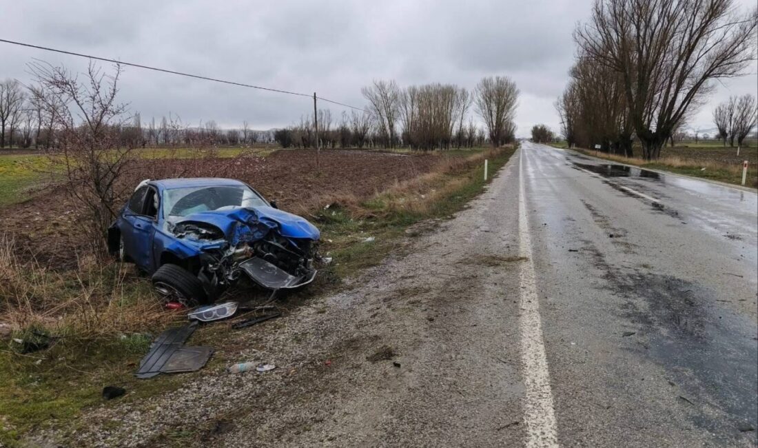 AFYONKARAHİSAR (AA) – Afyonkarahisar'ın Şuhut ilçesinde ağaca çarpan otomobildeki 3