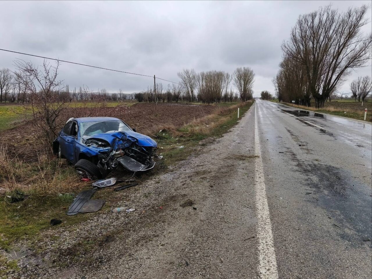 AFYONKARAHİSAR (AA) – Afyonkarahisar'ın Şuhut ilçesinde ağaca çarpan otomobildeki 3