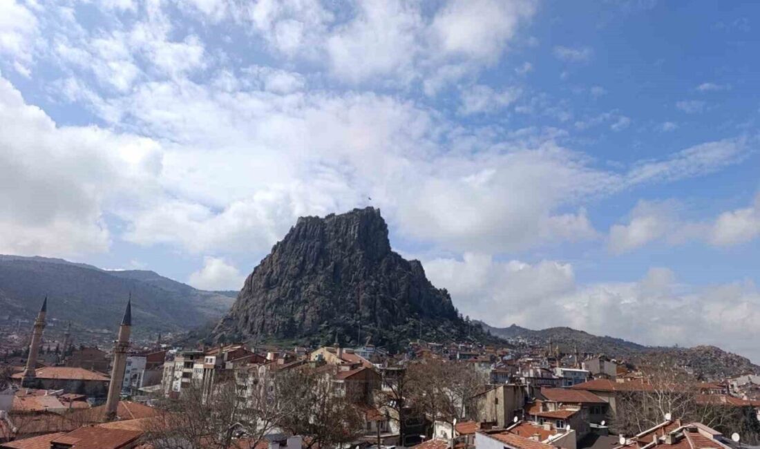 Afyonkarahisar yeni haftaya serin ve yağışlı bir hava ile başlarken,