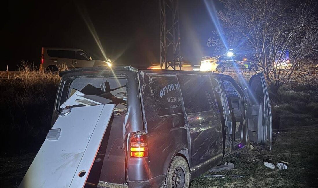 AFYONKARAHİSAR (AA) – Afyonkarahisar'da kamyonetin ağaca çarpması sonucu 4 kişi