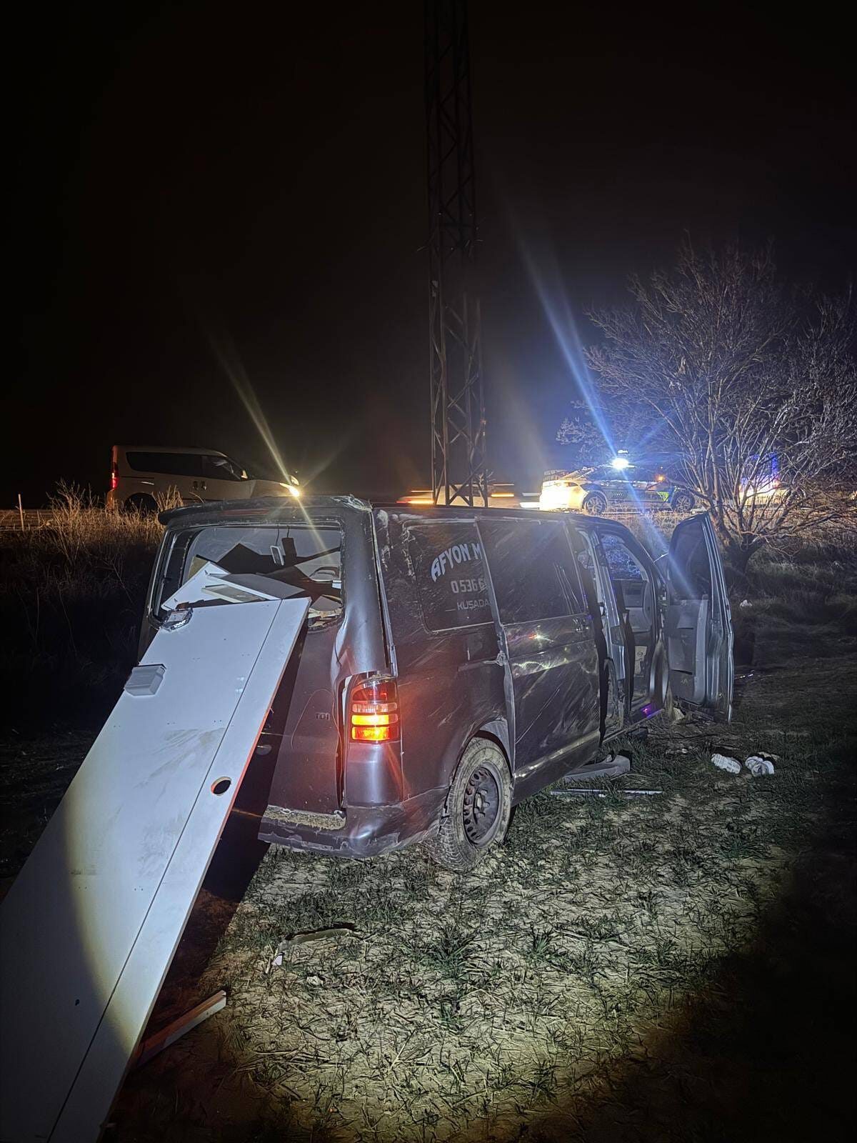 AFYONKARAHİSAR (AA) – Afyonkarahisar'da kamyonetin ağaca çarpması sonucu 4 kişi