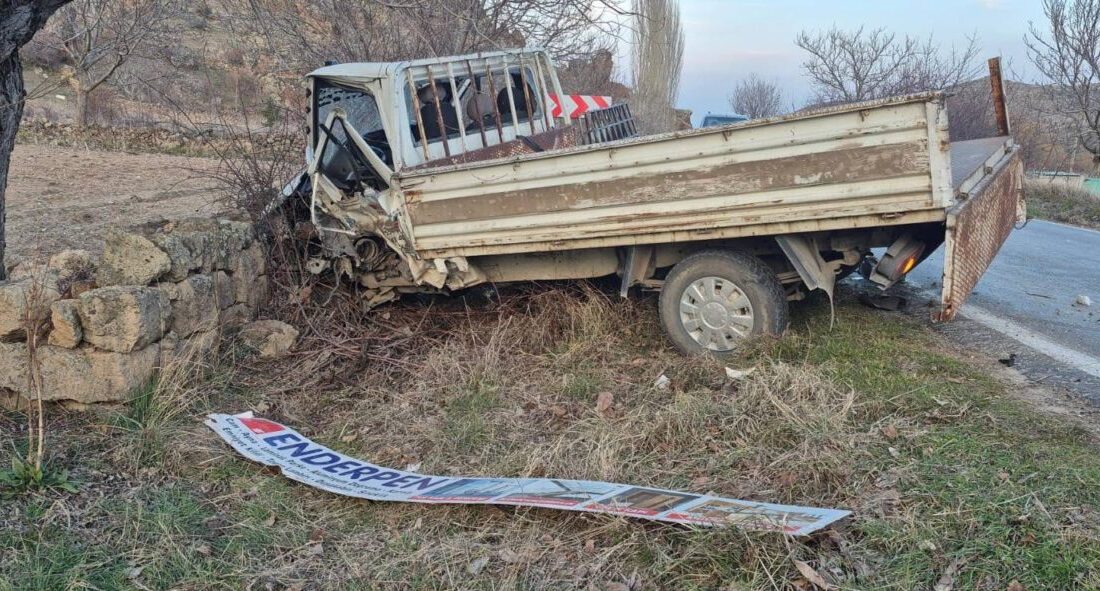 AFYONKARAHİSAR (AA) – Afyonkarahisar'ın Şuhut ilçesinde kamyonetle hafif ticari aracın