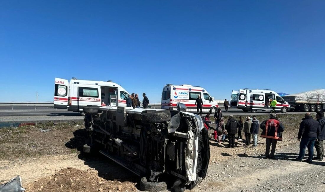 AFYONKARAHİSAR (AA) – Afyonkarahisar'da tırın yolcu minibüsüne çarpması sonucu 11