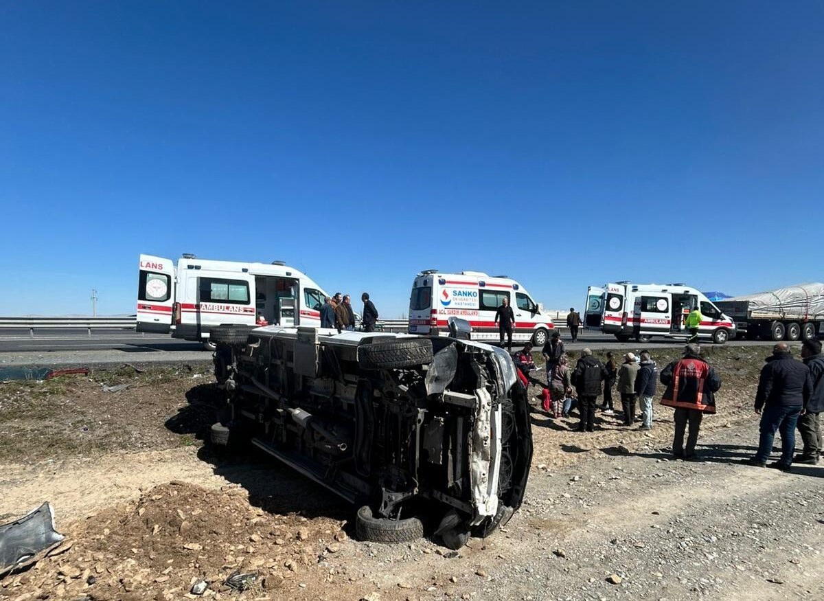 AFYONKARAHİSAR (AA) – Afyonkarahisar'da tırın yolcu minibüsüne çarpması sonucu 11