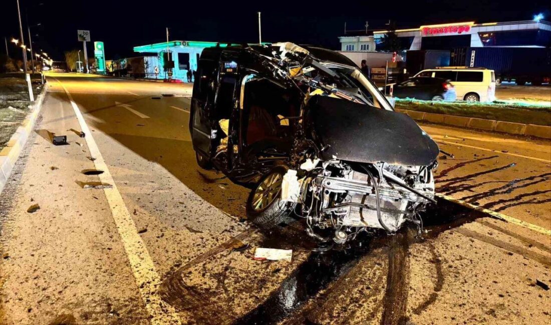 Afyonkarahisar’da hafif ticari araçla tırın çarpışması sonucu meydana gelen trafik
