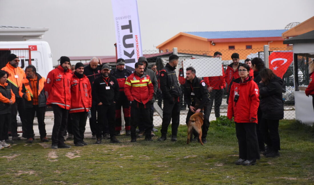 AFYONKARAHİSAR (AA) – Afyonkarahisar'da Uluslararası ve Ulusal Arama Köpekleri Sınavı