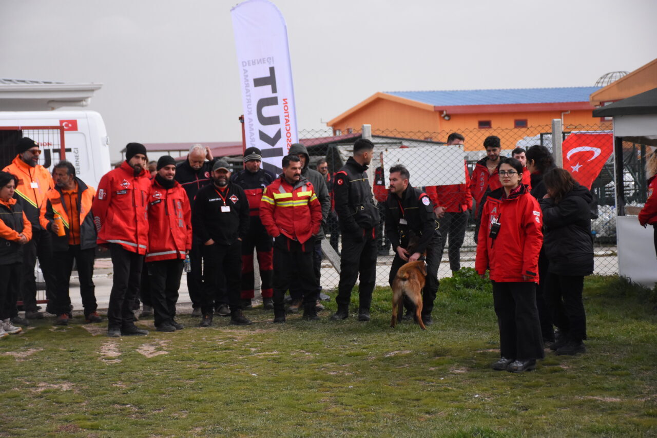 AFYONKARAHİSAR (AA) – Afyonkarahisar'da Uluslararası ve Ulusal Arama Köpekleri Sınavı