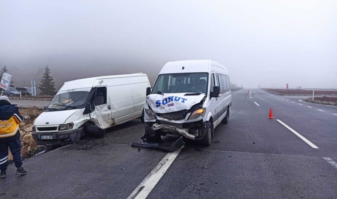 AFYONKARAHİSAR (AA) – Afyonkarahisar'da yolcu minibüsü ile kamyonetin çarpışması sonucu