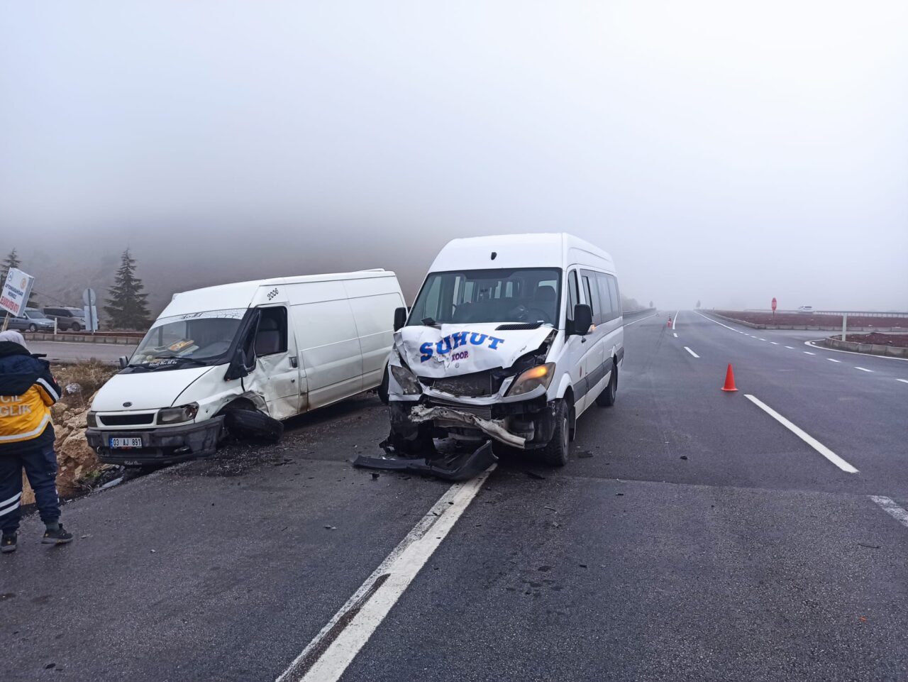 AFYONKARAHİSAR (AA) – Afyonkarahisar'da yolcu minibüsü ile kamyonetin çarpışması sonucu