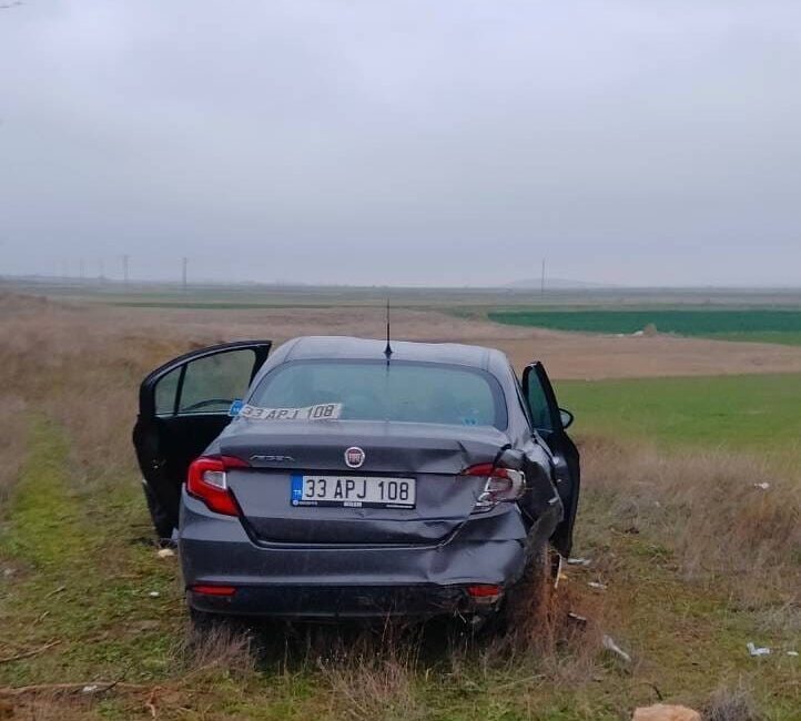 Afyonkarahisar’da kontrolden çıkarak bariyerlere çarpıp ardından tarım arazisine giren 5