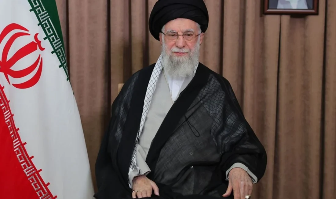 Ofis kamerasından son kayıt Yayınlanan karelerde Hamaney’in çalışma ofisinde Kur’an-ı