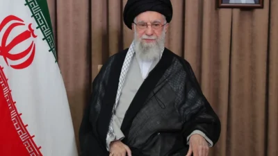 Ofis kamerasından son kayıt Yayınlanan karelerde Hamaney’in çalışma ofisinde Kur’an-ı