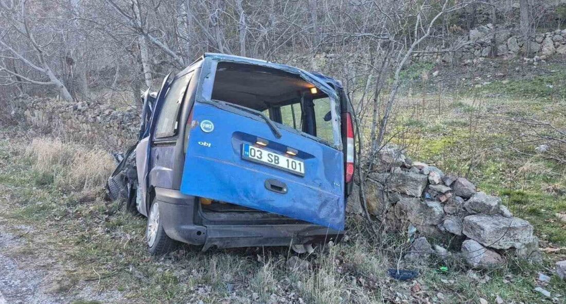 Afyonkarahisar’da hafif ticari araçla kamyonetin çarpışması sonucu meydana gelen trafik