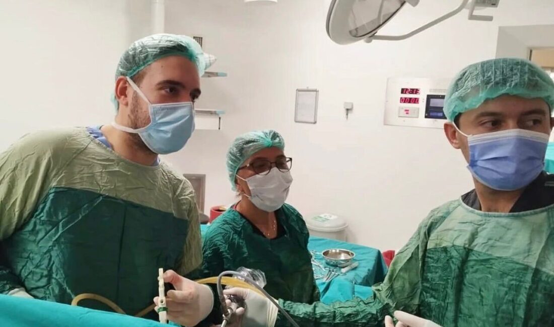 Afyonkarahisar’ın Şuhut Devlet Hastanesinde karın ağrısı şikayetiyle Genel Cerrahi Polikliniğine