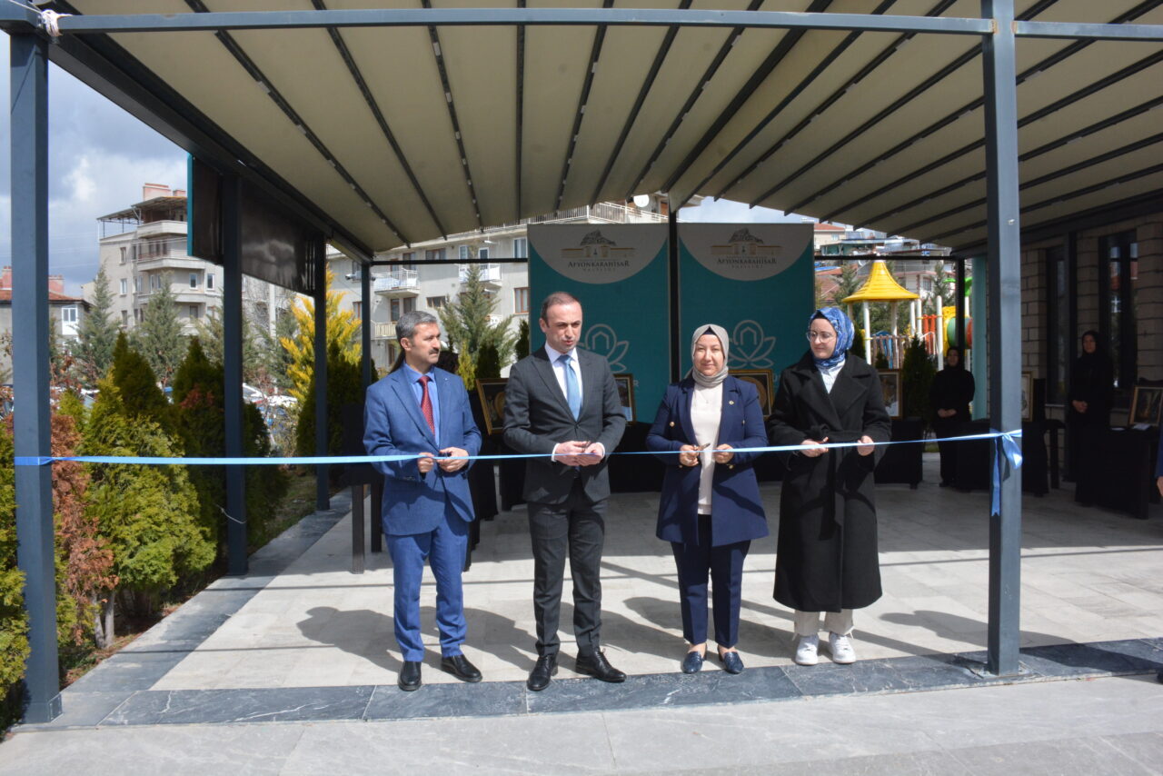 AFYONKARAHİSAR (AA) – İscehisar Kaymakamı Enis Akdağoğlu ve Belediye Başkanı