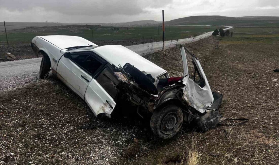 Afyonkarahisar’da 2 otomobilin çarpışması sonucu meydana gelen trafik kazasında araçlardan