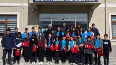 Afyonkarahisar’da ortaokul öğrencileri öğretmenleri ile birlikte ziyaret ettikleri jandarma komutanlığında