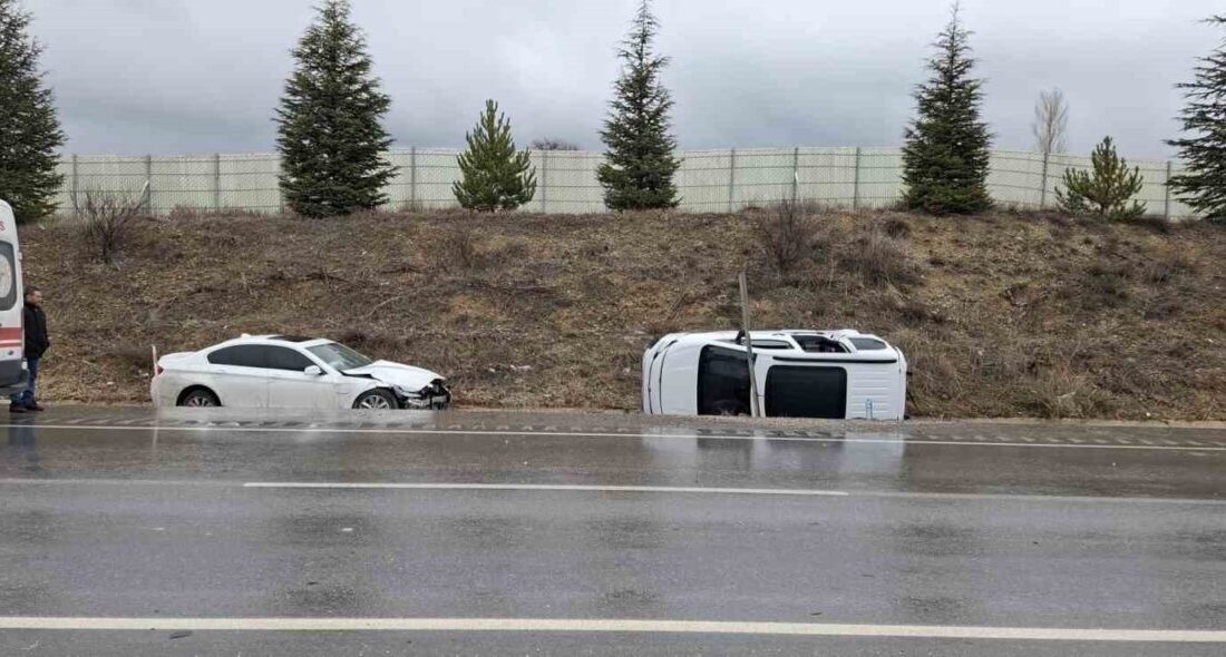 Afyonkarahisar’da otomobilin hafif ticari araçla çarpıştığı trafik kazasında 6 kişi