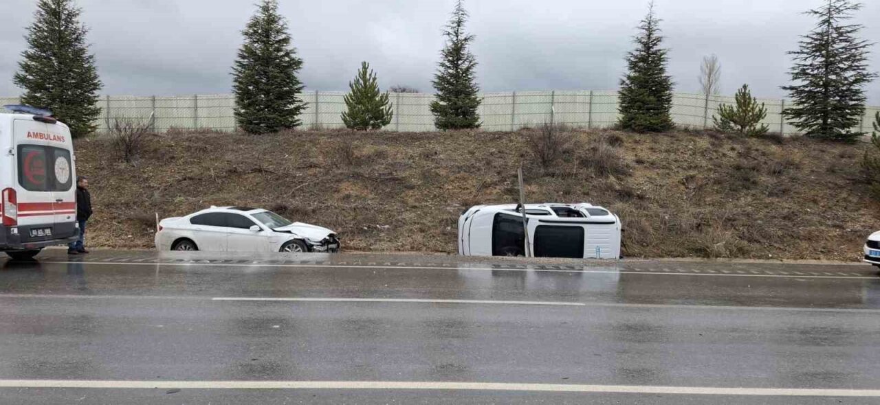 Otomobille hafif ticari aracın çarpıştığı kazada 6 kişi yaralandı