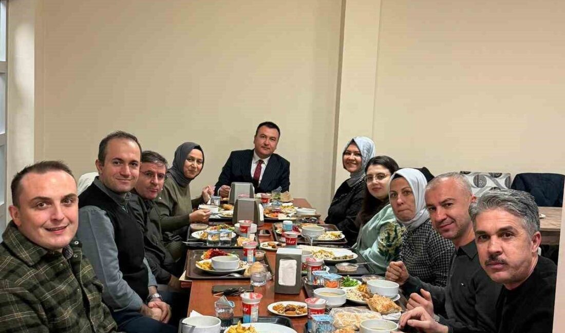 Afyonkarahisar Sandıklı Devlet Hastanesi gerçekleştirilen iftar programında hastane yöneticileri ve