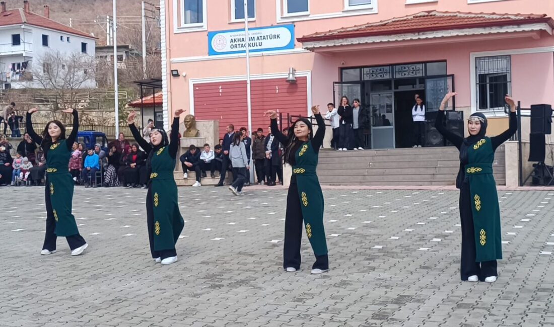 AFYONKARAHİSAR (AA) – Sandıklı'nın Akharım beldesinde Nevruz Bayramı programı düzenlendi.