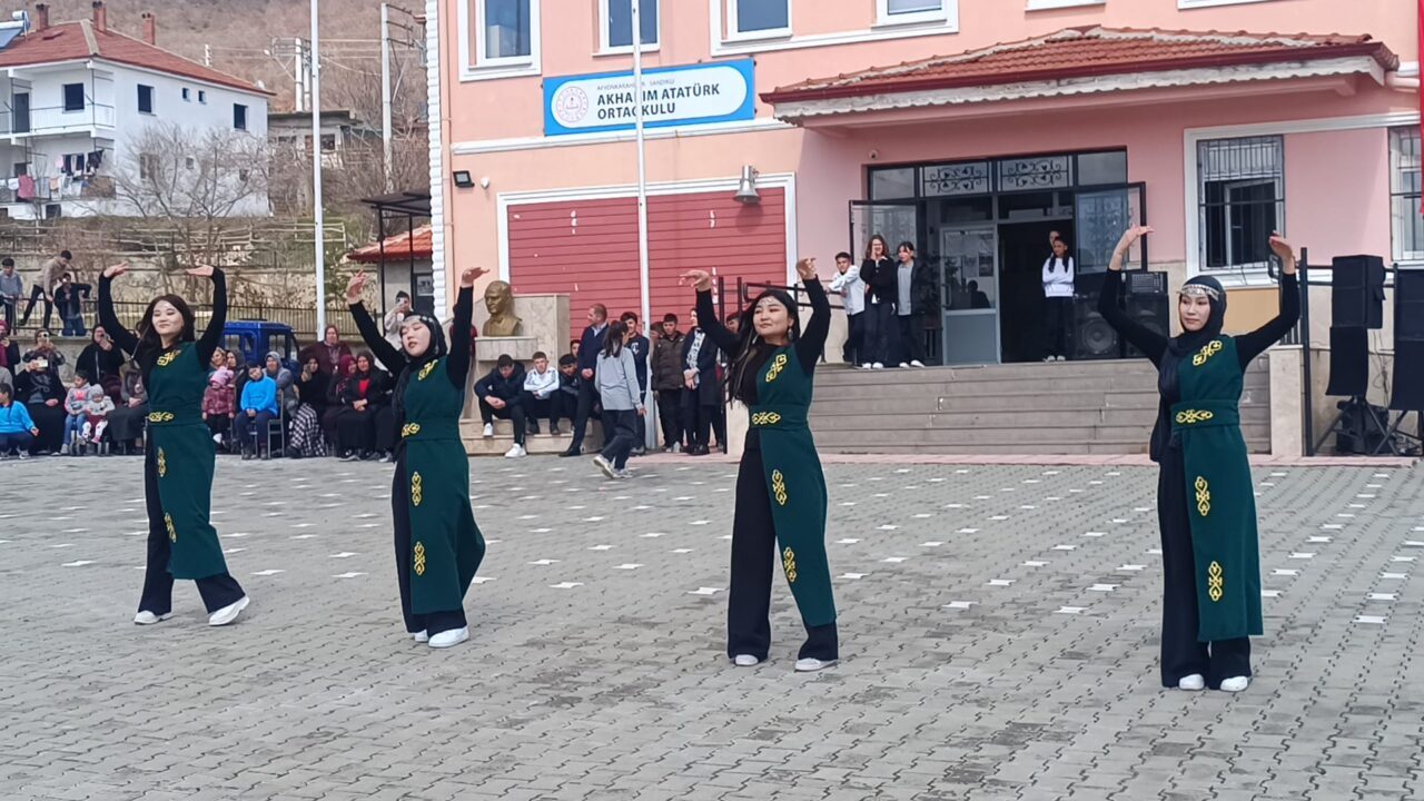 AFYONKARAHİSAR (AA) – Sandıklı'nın Akharım beldesinde Nevruz Bayramı programı düzenlendi.