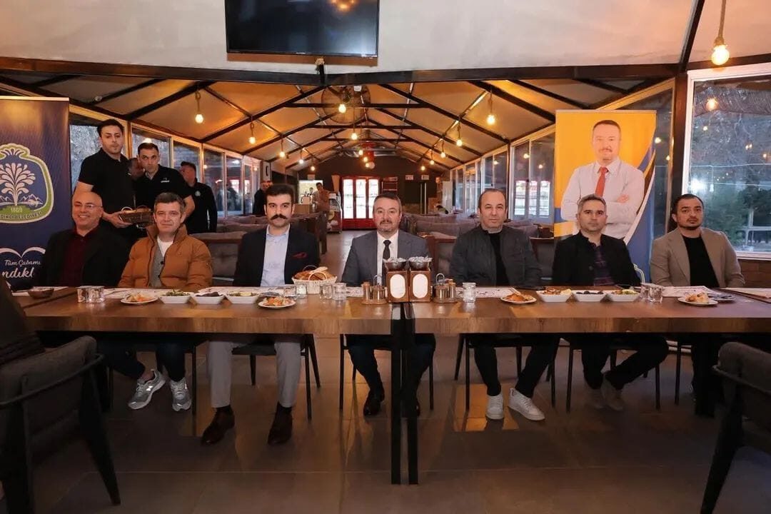 AFYONKARAHİSAR (AA) – Afyonkarahisar'ın Sandıklı ilçesinde muhtarlar iftarda bir araya