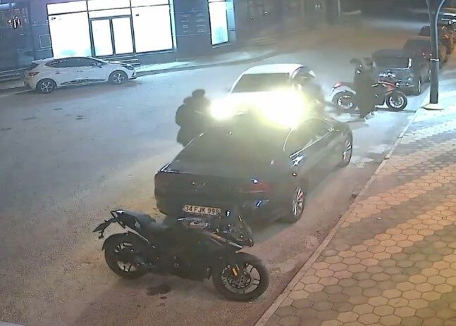 Afyonkarahisar’da kontrolden çıkan otomobilin yol kenarında bekleyen motosiklet sürücüsü ile