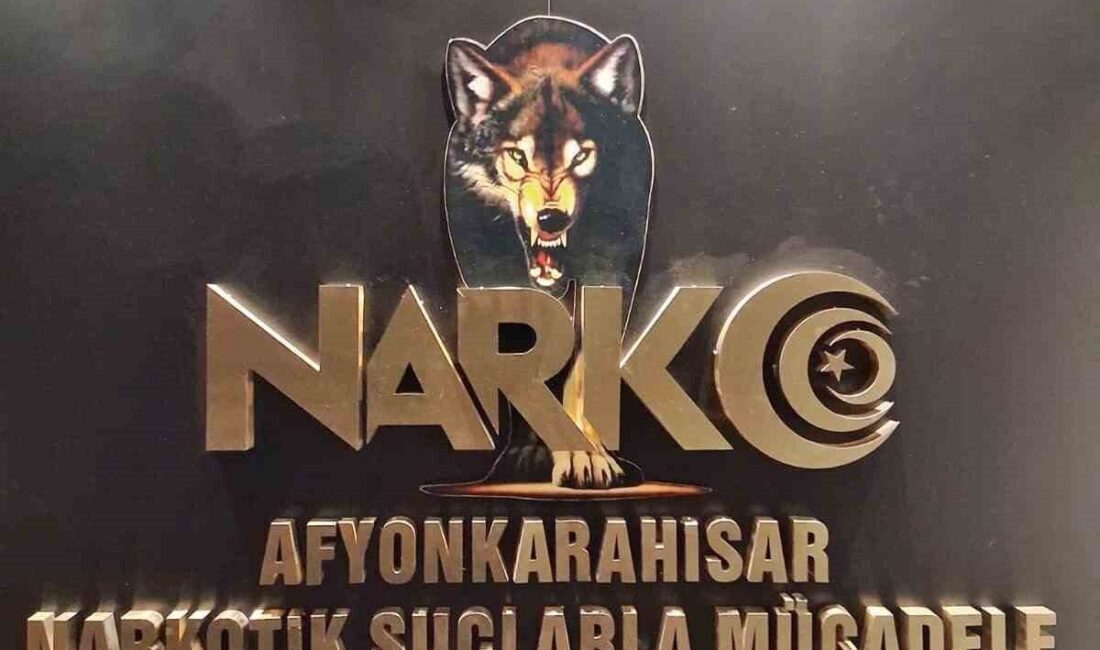Afyonkarahisar’da polis tarafından durdurulan otomobilde peçeteye emdirilmiş uyuşturucu madde ile