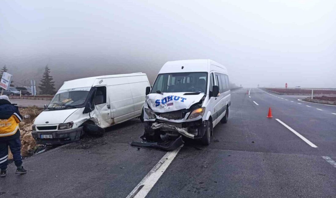 Afyonkarahisar’da yolcu minibüsü ile kamyonetin çarpışması sonucu meydana gelen trafik