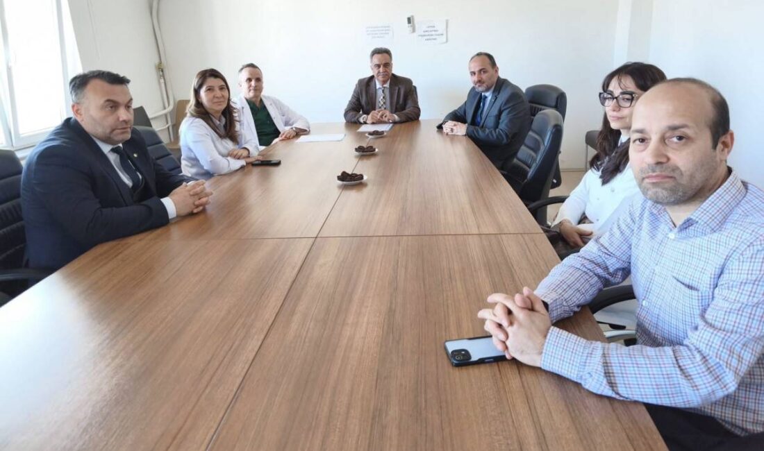 Yöneticilerin bir araya geldiği Diş Hekimliği Fakültesi (DHF) Toplantı Salonundaki