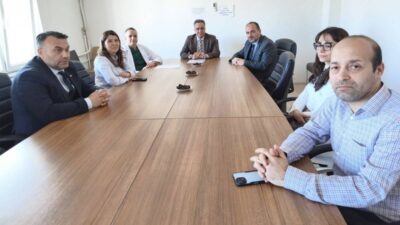 Yöneticilerin bir araya geldiği Diş Hekimliği Fakültesi (DHF) Toplantı Salonundaki