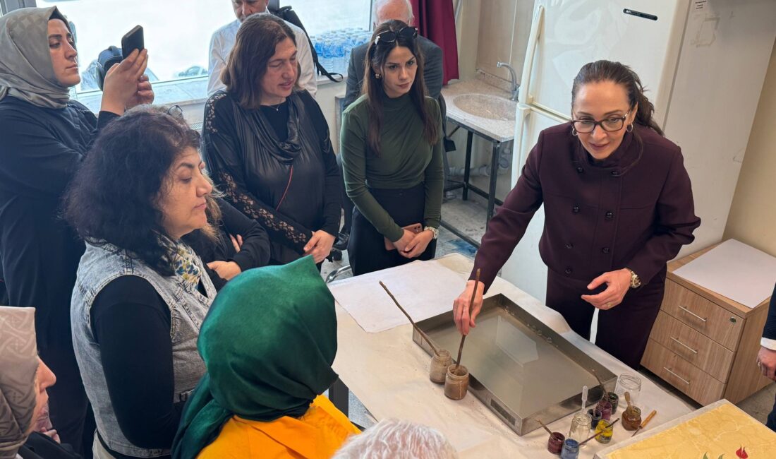 Üç bölümden oluşan ve gün boyu süren etkinliğe ebru sanatçısı